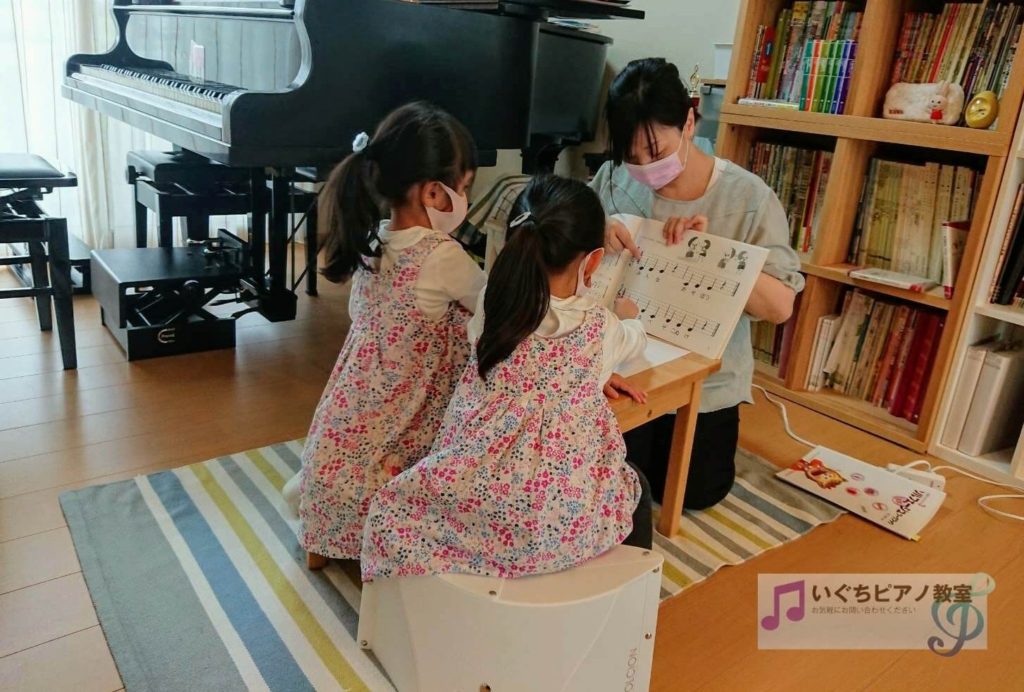 レッスンで楽譜の読み方を学んでいる様子
