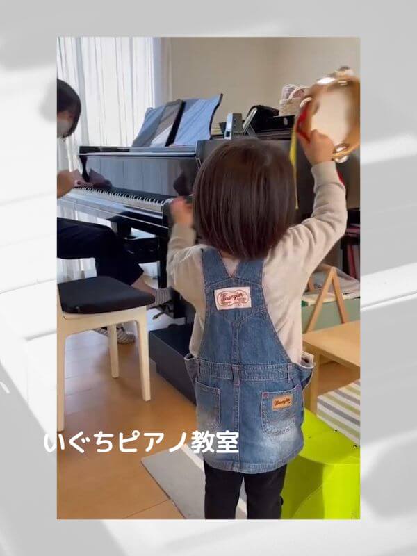 幼児さんがタンバリンをもって歌を歌っている画像