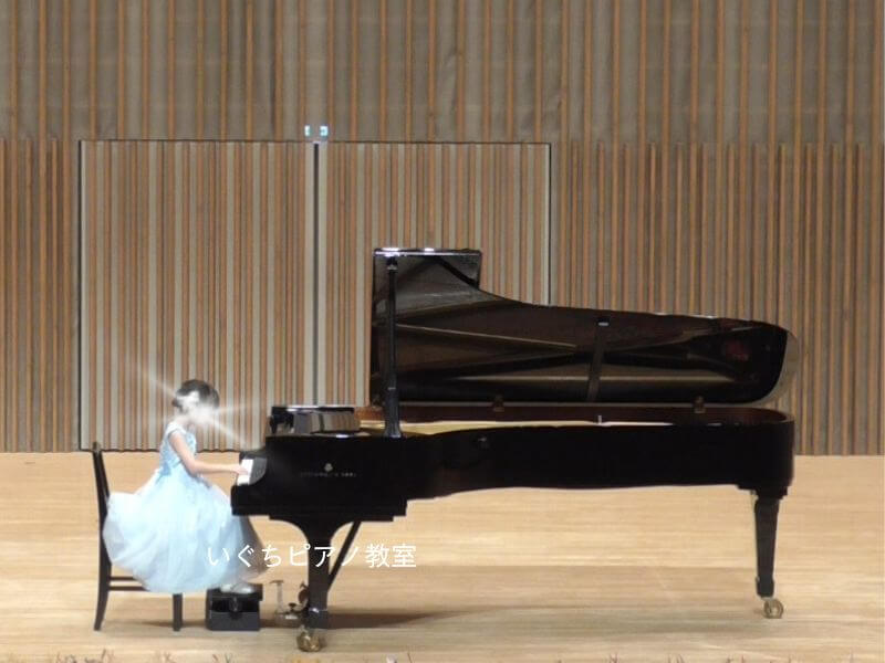 いぐちピアノ教室の生徒さんが発表会でソロ演奏している画像